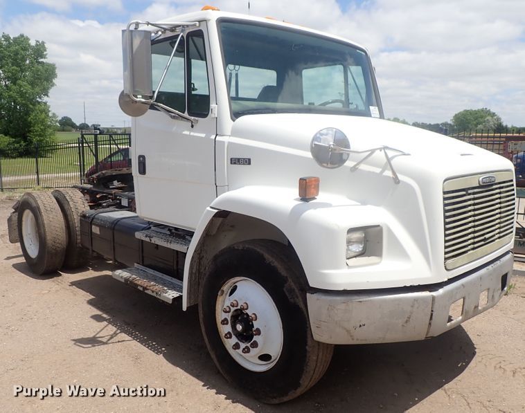 image for item DG3236 2000 Freightliner FL80  semi truck