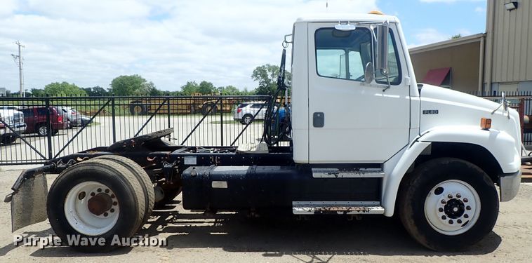 image for item DG3236 2000 Freightliner FL80  semi truck