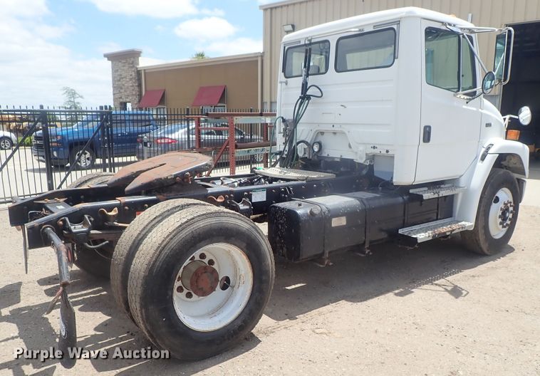 image for item DG3236 2000 Freightliner FL80  semi truck