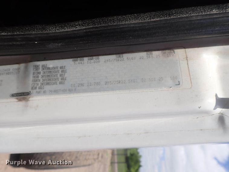 image for item DG3236 2000 Freightliner FL80  semi truck