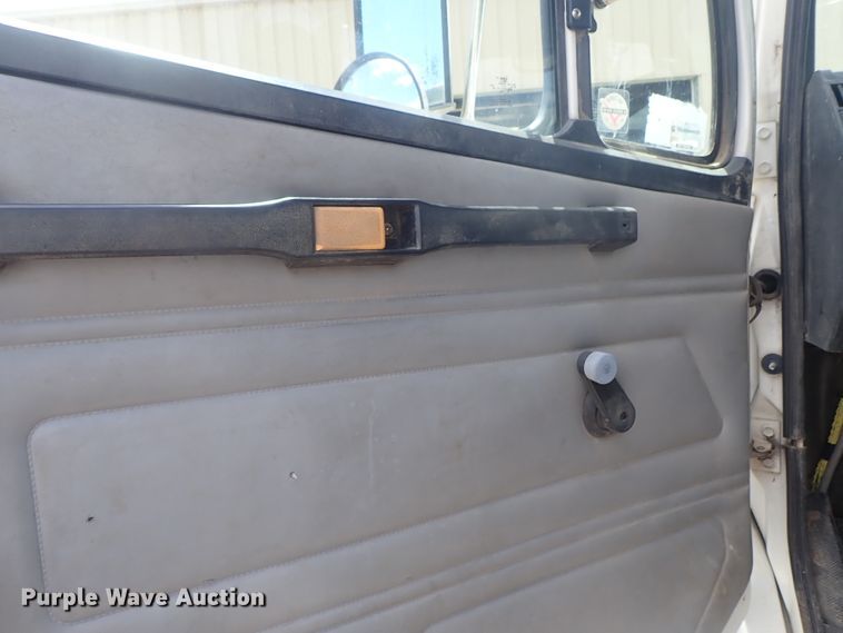 image for item DG3236 2000 Freightliner FL80  semi truck
