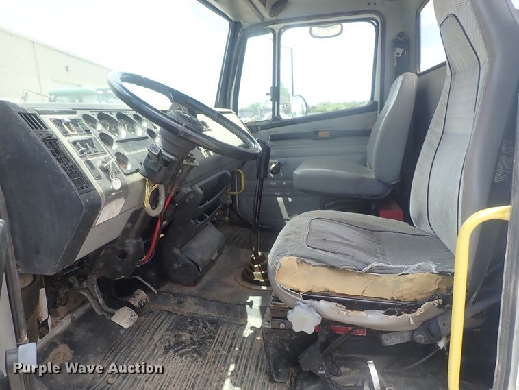 image for item DG3236 2000 Freightliner FL80  semi truck
