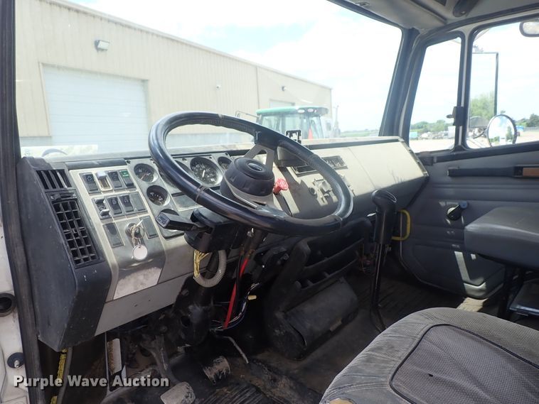image for item DG3236 2000 Freightliner FL80  semi truck
