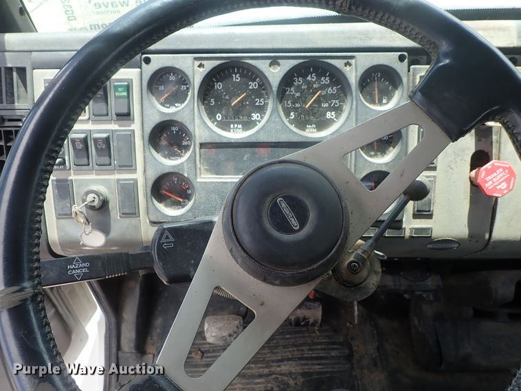 image for item DG3236 2000 Freightliner FL80  semi truck