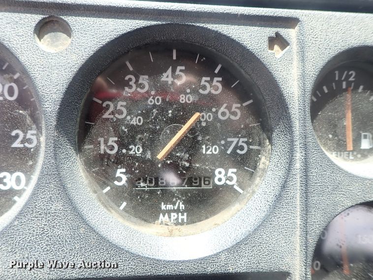 image for item DG3236 2000 Freightliner FL80  semi truck
