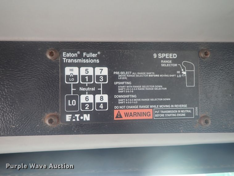 image for item DG3236 2000 Freightliner FL80  semi truck