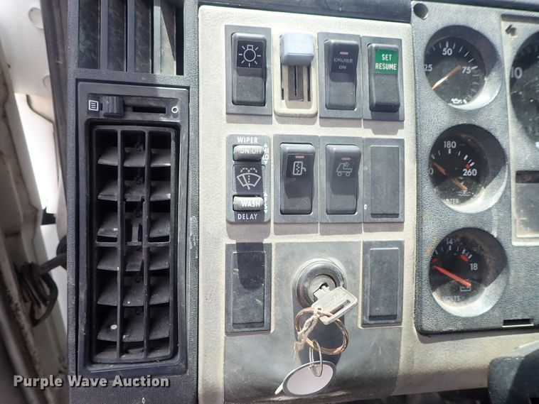 image for item DG3236 2000 Freightliner FL80  semi truck
