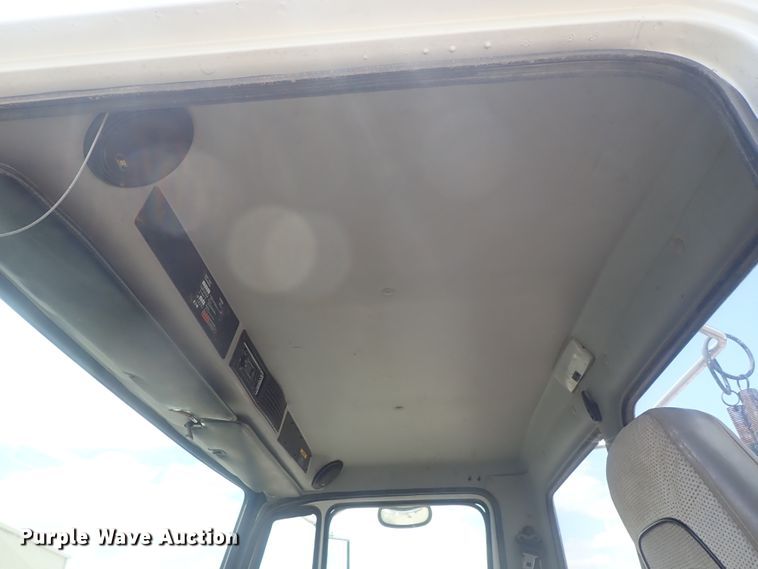 image for item DG3236 2000 Freightliner FL80  semi truck