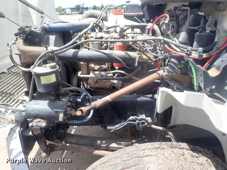 image for item DG3236 2000 Freightliner FL80  semi truck