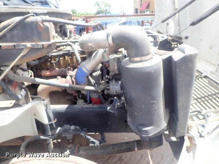 image for item DG3236 2000 Freightliner FL80  semi truck