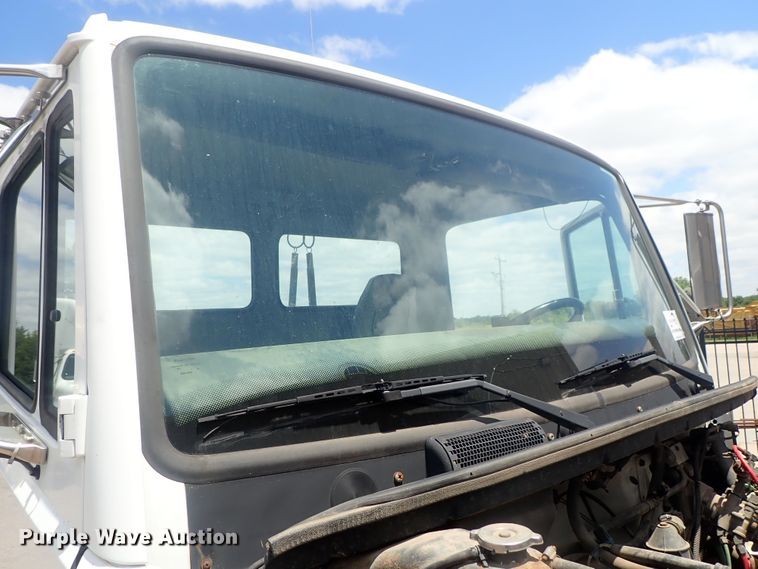 image for item DG3236 2000 Freightliner FL80  semi truck