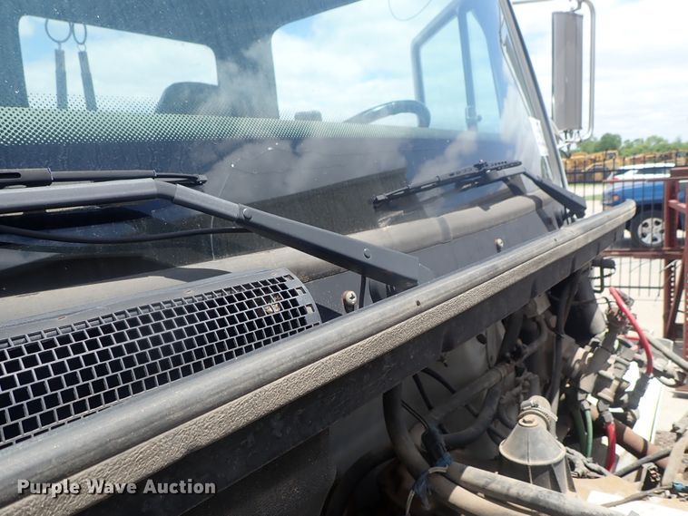 image for item DG3236 2000 Freightliner FL80  semi truck