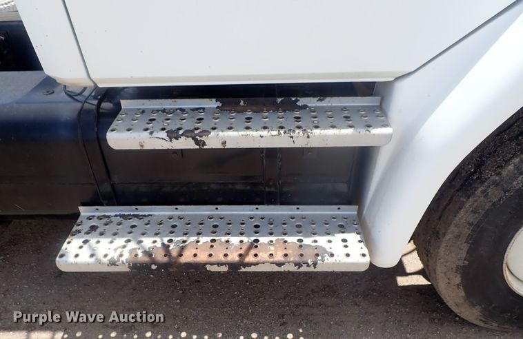 image for item DG3236 2000 Freightliner FL80  semi truck