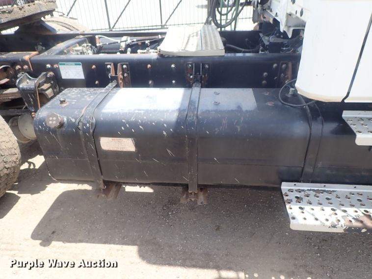 image for item DG3236 2000 Freightliner FL80  semi truck