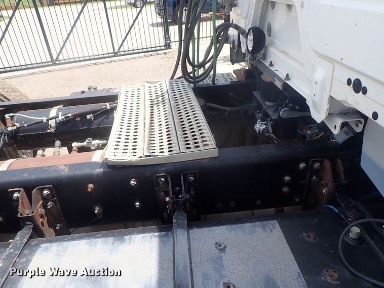 image for item DG3236 2000 Freightliner FL80  semi truck
