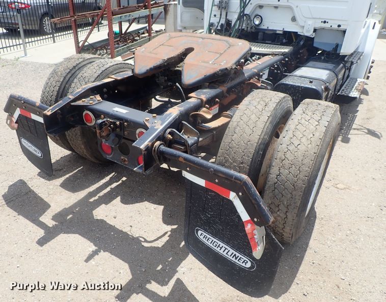 image for item DG3236 2000 Freightliner FL80  semi truck