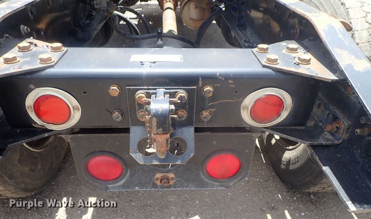 image for item DG3236 2000 Freightliner FL80  semi truck