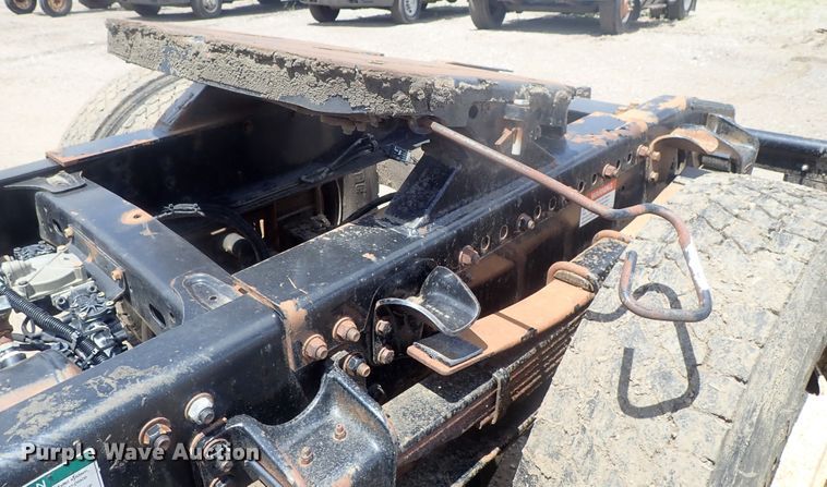 image for item DG3236 2000 Freightliner FL80  semi truck