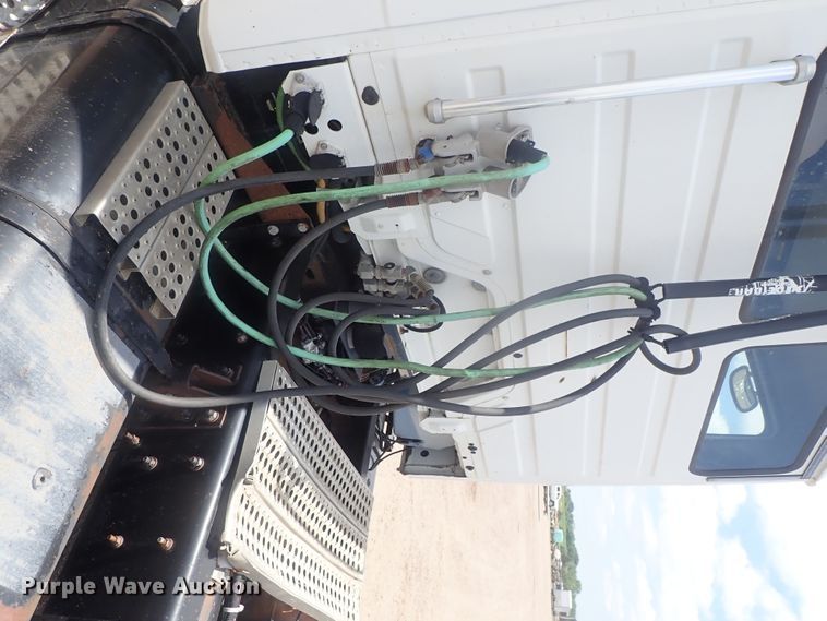 image for item DG3236 2000 Freightliner FL80  semi truck