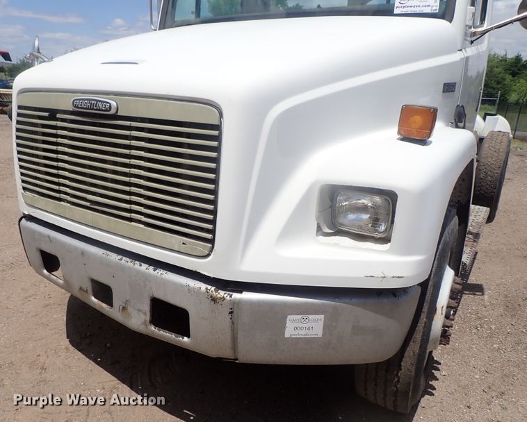 image for item DG3236 2000 Freightliner FL80  semi truck