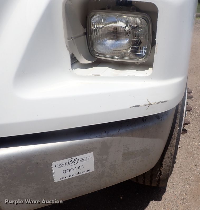 image for item DG3236 2000 Freightliner FL80  semi truck