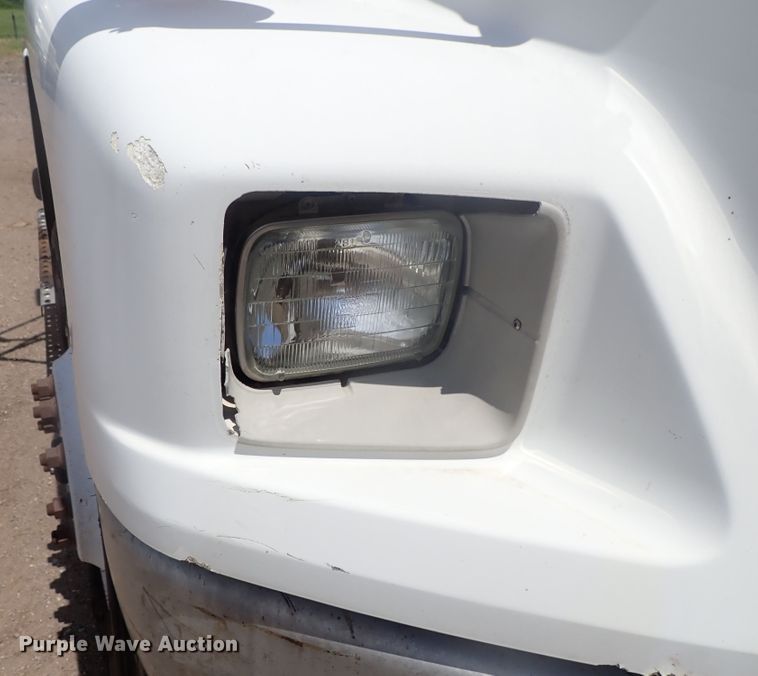 image for item DG3236 2000 Freightliner FL80  semi truck