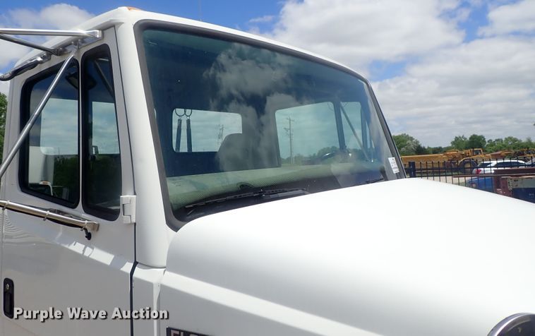 image for item DG3236 2000 Freightliner FL80  semi truck
