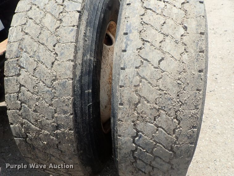 image for item DG3236 2000 Freightliner FL80  semi truck