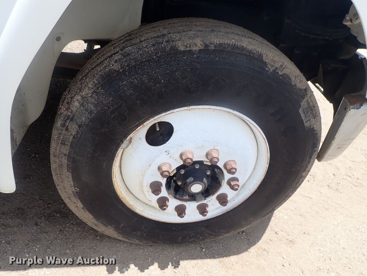 image for item DG3236 2000 Freightliner FL80  semi truck