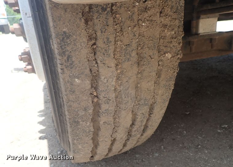 image for item DG3236 2000 Freightliner FL80  semi truck