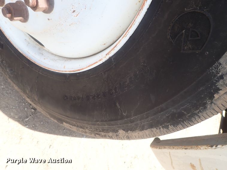 image for item DG3236 2000 Freightliner FL80  semi truck