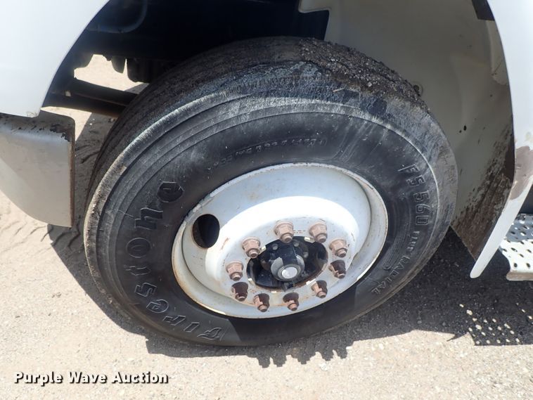 image for item DG3236 2000 Freightliner FL80  semi truck