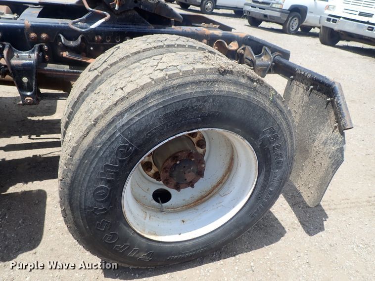 image for item DG3236 2000 Freightliner FL80  semi truck