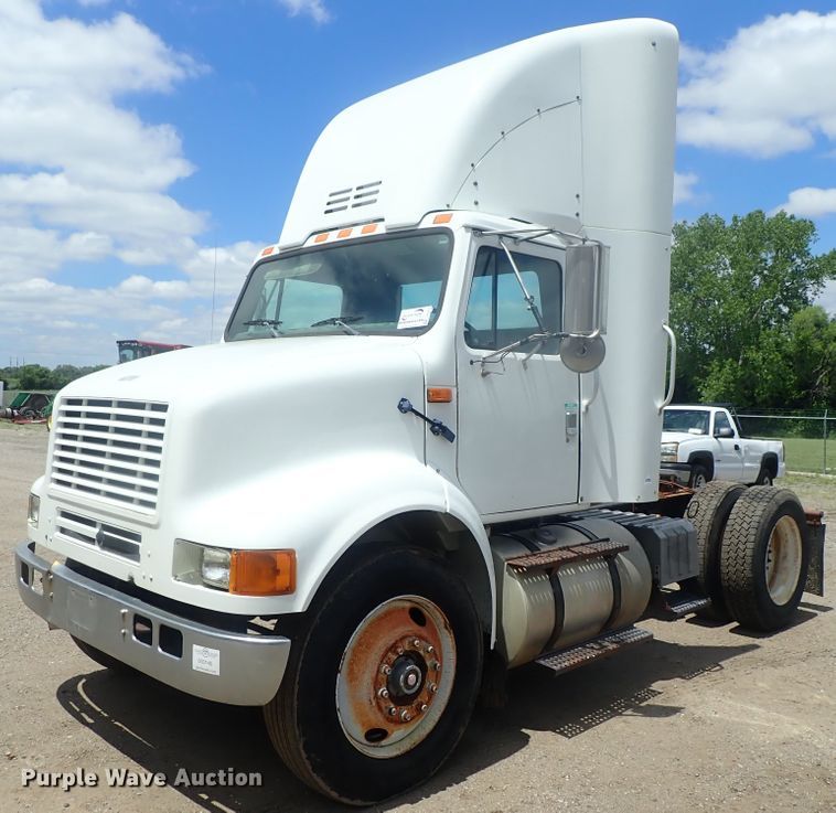 image for item DG3237 1995 International 8100  semi truck