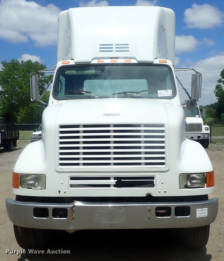 image for item DG3237 1995 International 8100  semi truck