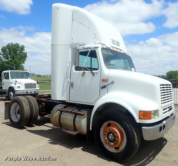 image for item DG3237 1995 International 8100  semi truck