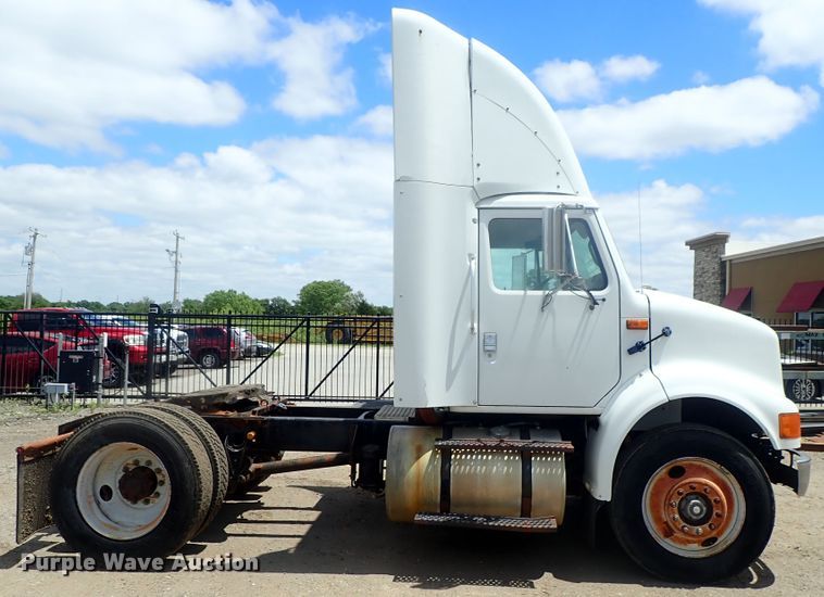image for item DG3237 1995 International 8100  semi truck