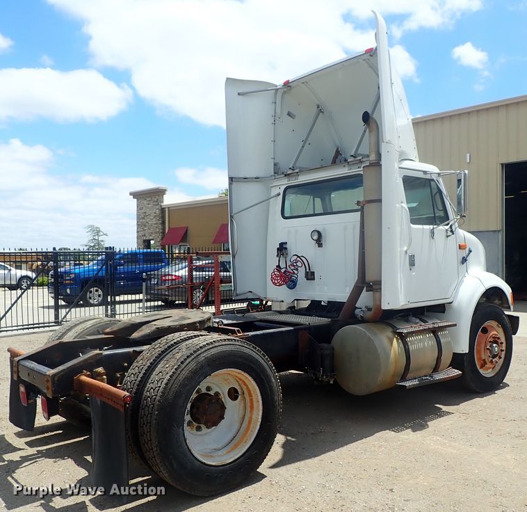 image for item DG3237 1995 International 8100  semi truck