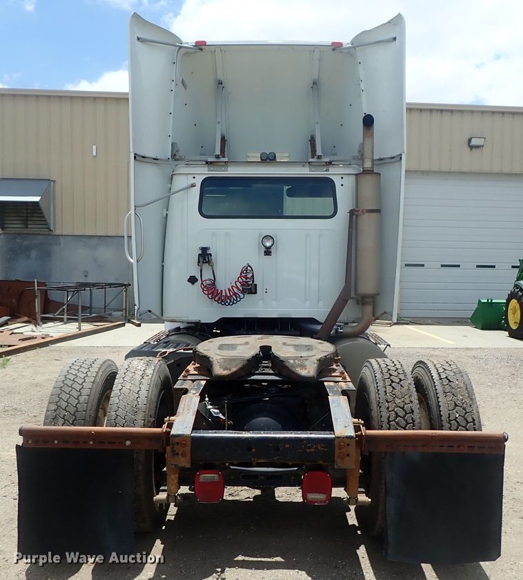 image for item DG3237 1995 International 8100  semi truck