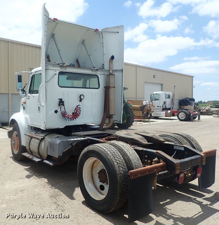 image for item DG3237 1995 International 8100  semi truck