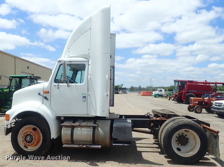 image for item DG3237 1995 International 8100  semi truck