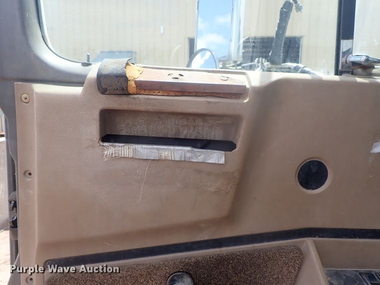 image for item DG3237 1995 International 8100  semi truck