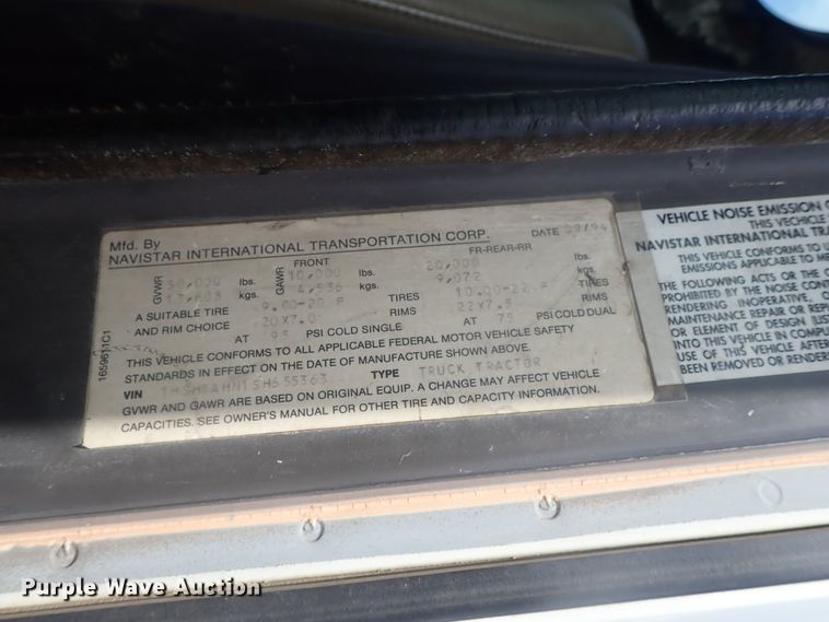 image for item DG3237 1995 International 8100  semi truck