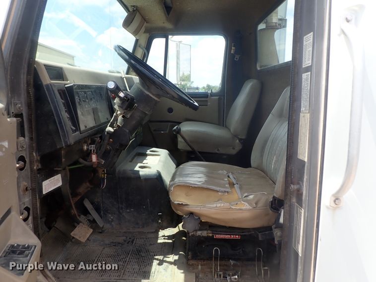 image for item DG3237 1995 International 8100  semi truck