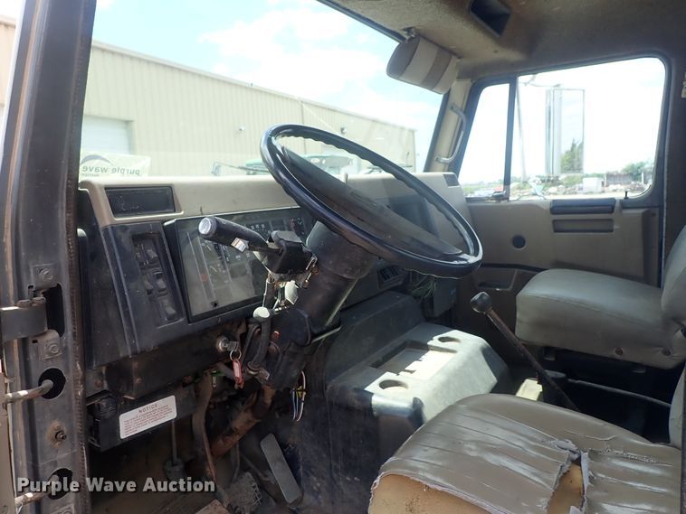 image for item DG3237 1995 International 8100  semi truck