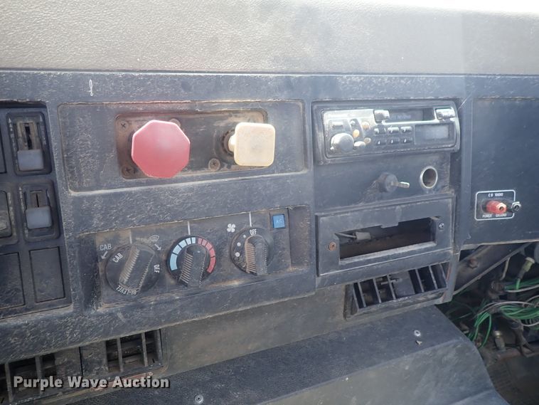 image for item DG3237 1995 International 8100  semi truck