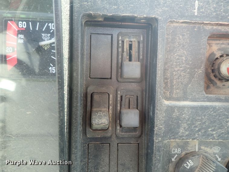 image for item DG3237 1995 International 8100  semi truck