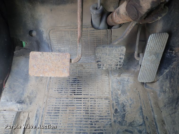 image for item DG3237 1995 International 8100  semi truck