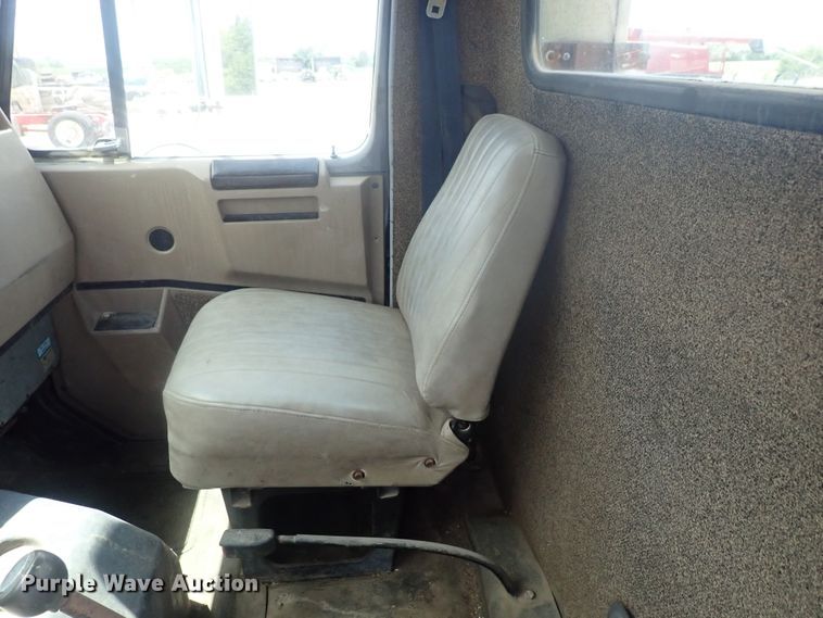 image for item DG3237 1995 International 8100  semi truck