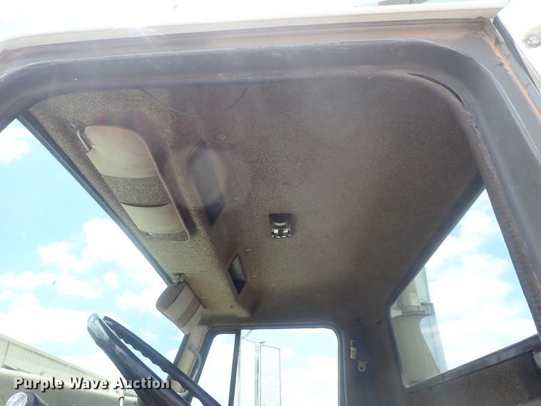 image for item DG3237 1995 International 8100  semi truck